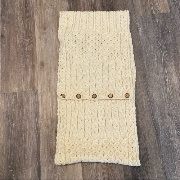 CARRAIG DONN Aran Irish Merino Wool Buttoned Infinity Scarf - Picture 6 of 7